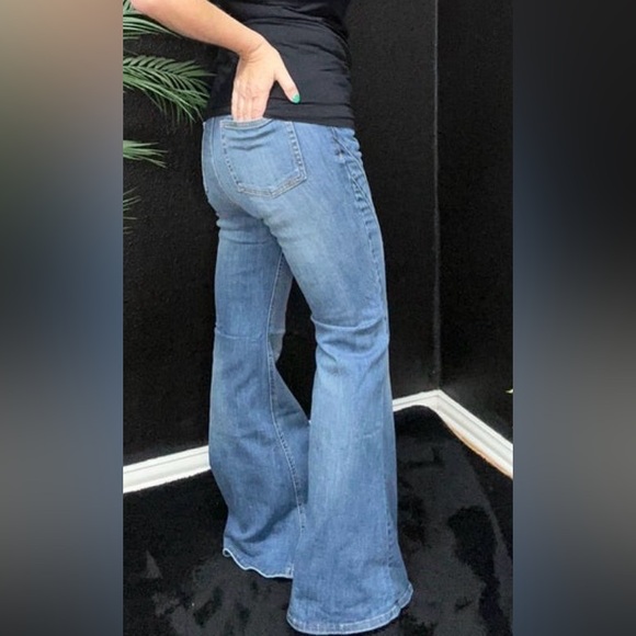✨NWT Judy Blue Medium Wash Mid-Rise Long Inseam Flare Denim Jeans w Detailing - Picture 3 of 3